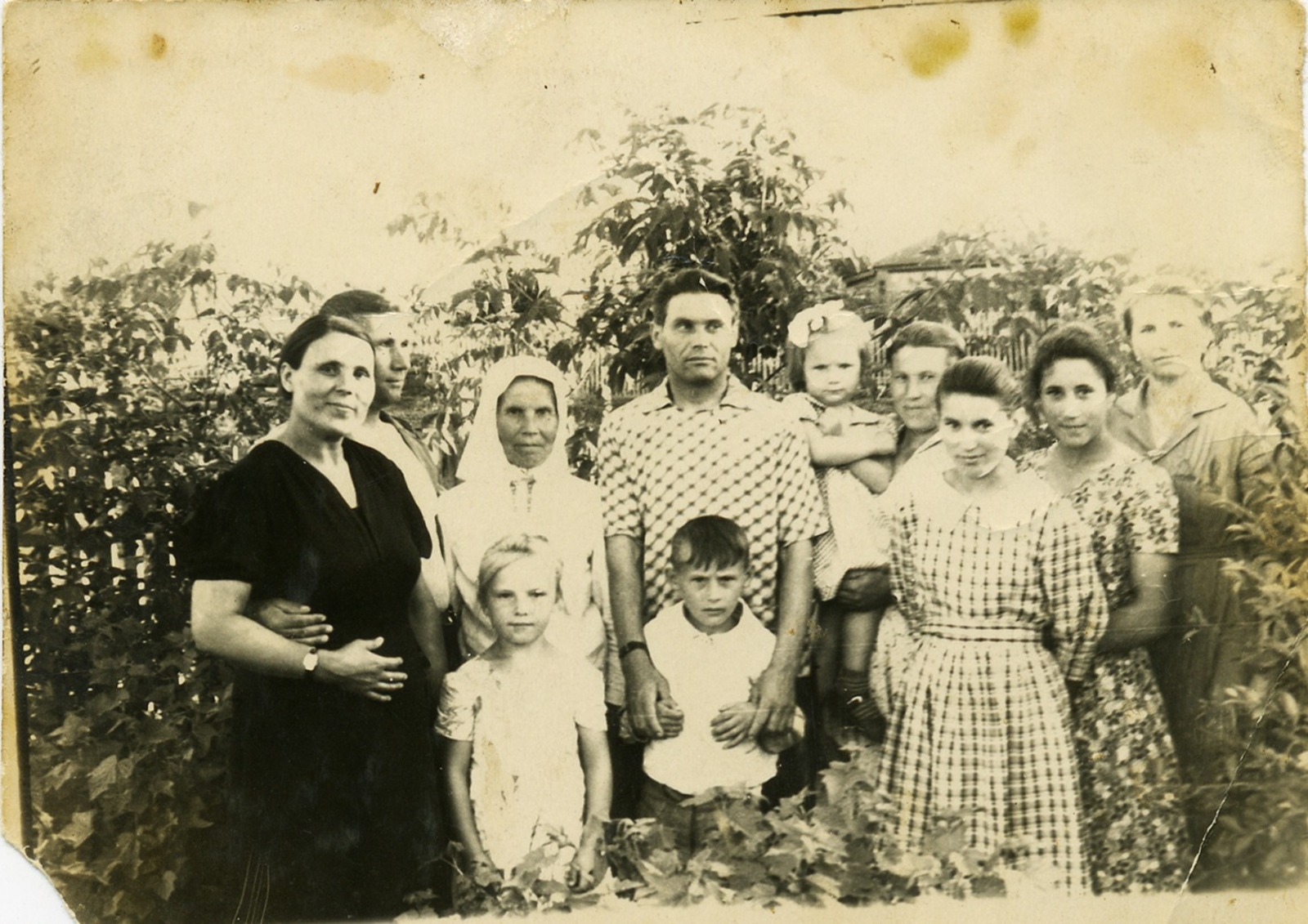 Любовь Алексеевна с родителями, братьями и сестрой. с. Ермолаево. Конец 1950-х.