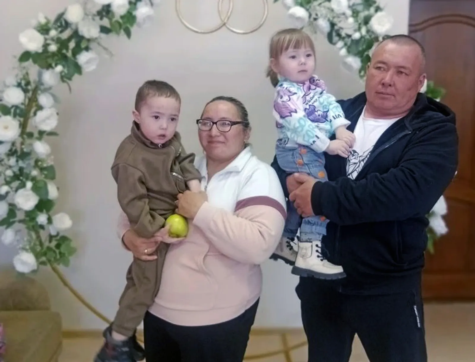 Пусть юные граждане страны Тамерланчик и его сестричка Юльгиза растут крепкими и здоровыми на радость родителям.