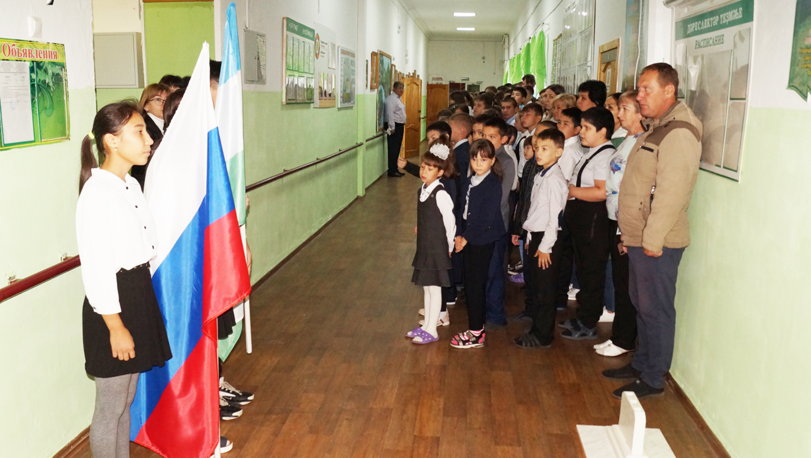Игорь Хлопотов  Каждый понедельник начинается с выноса флага, исполнения гимна и разговоров о важном
