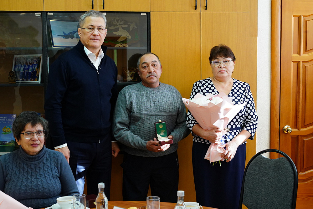 Радий Хабиров вручил семьям погибших военнослужащих ордена генерала Шаймуратова