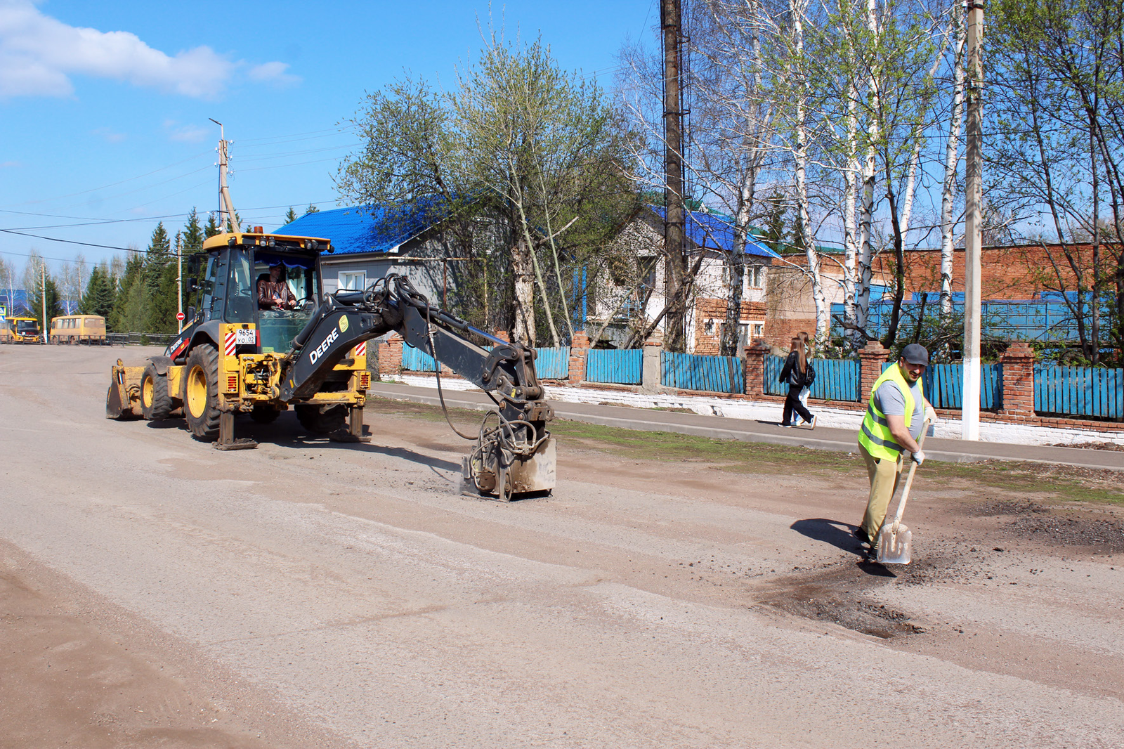 В селе Ермолаево Башкирии до 1 мая завершат ямочный ремонт дорог