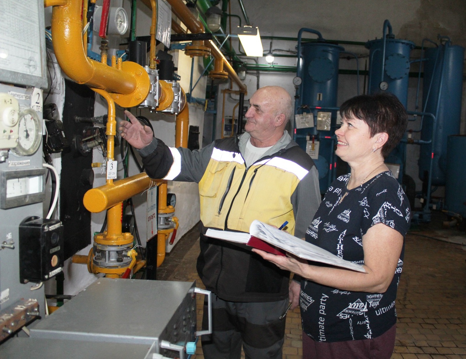 В работе оператора котельной есть определённый алгоритм: при приёме смены ознакомиться с записями в журналах, осмотреть оборудование и в течение всех 12-часов быть начеку - проверять работу насосов, следить за химводоочисткой, показаниями приборов, вносить показатели в журнал.  В дневную смену в тандеме с оператором работает слесарь. От него зависит работа и безопасность котельного оборудования. На фото: Ираида Коняхина и Сергей Ласьков.