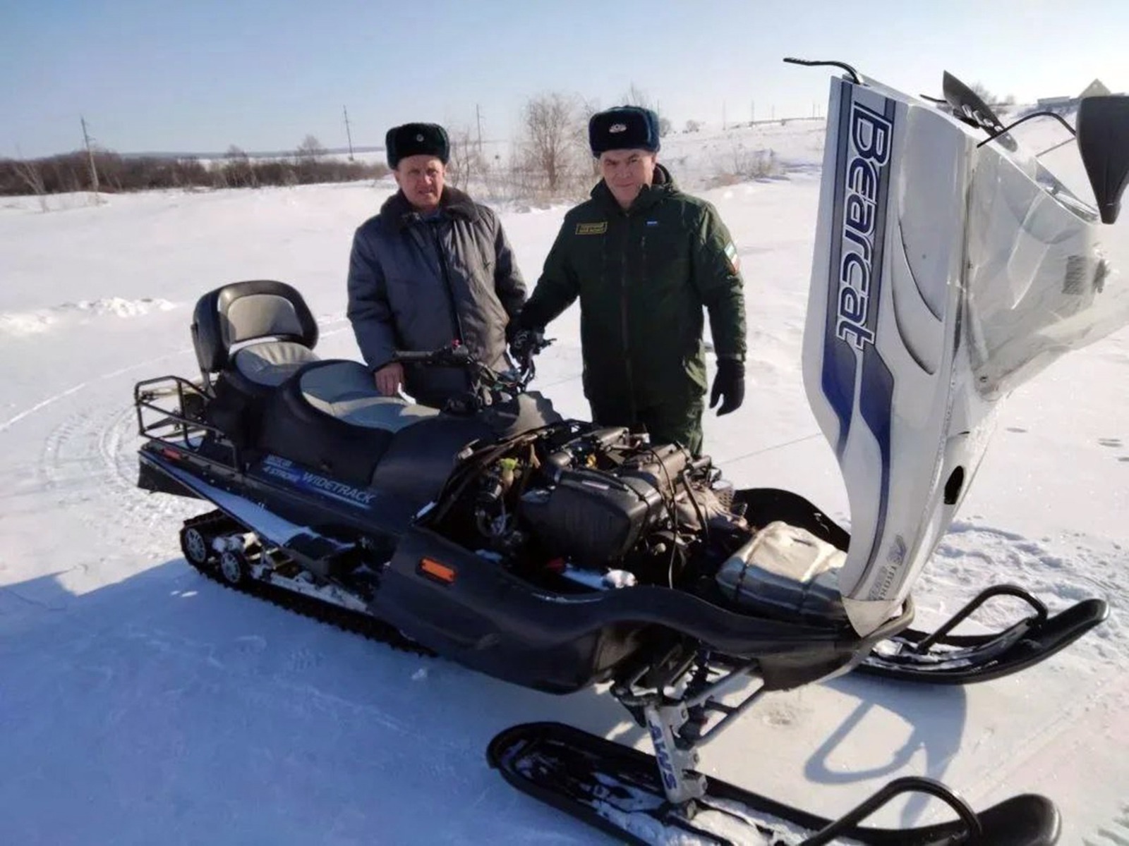 Для работы в лесу техника необходима, а значит должна быть круглогодично исправной. Ильдар Искандарович (справа) техосмотр у Николая Булгакова проходит своевременно.   Фото из архива Юлдыбаевых