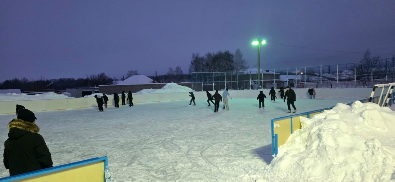 В Башкирии в Ермолаево на территории спортшколы «Сокол» работает каток