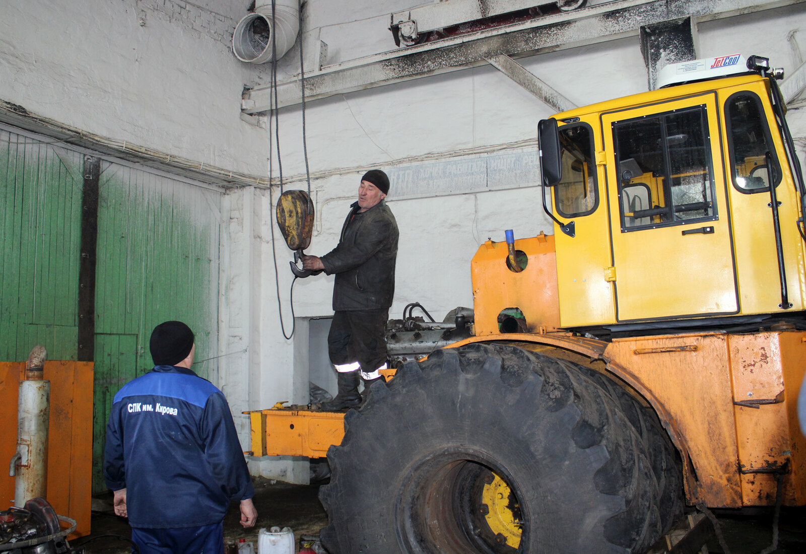 Посильный ремонт работники хозяйства делают сами.