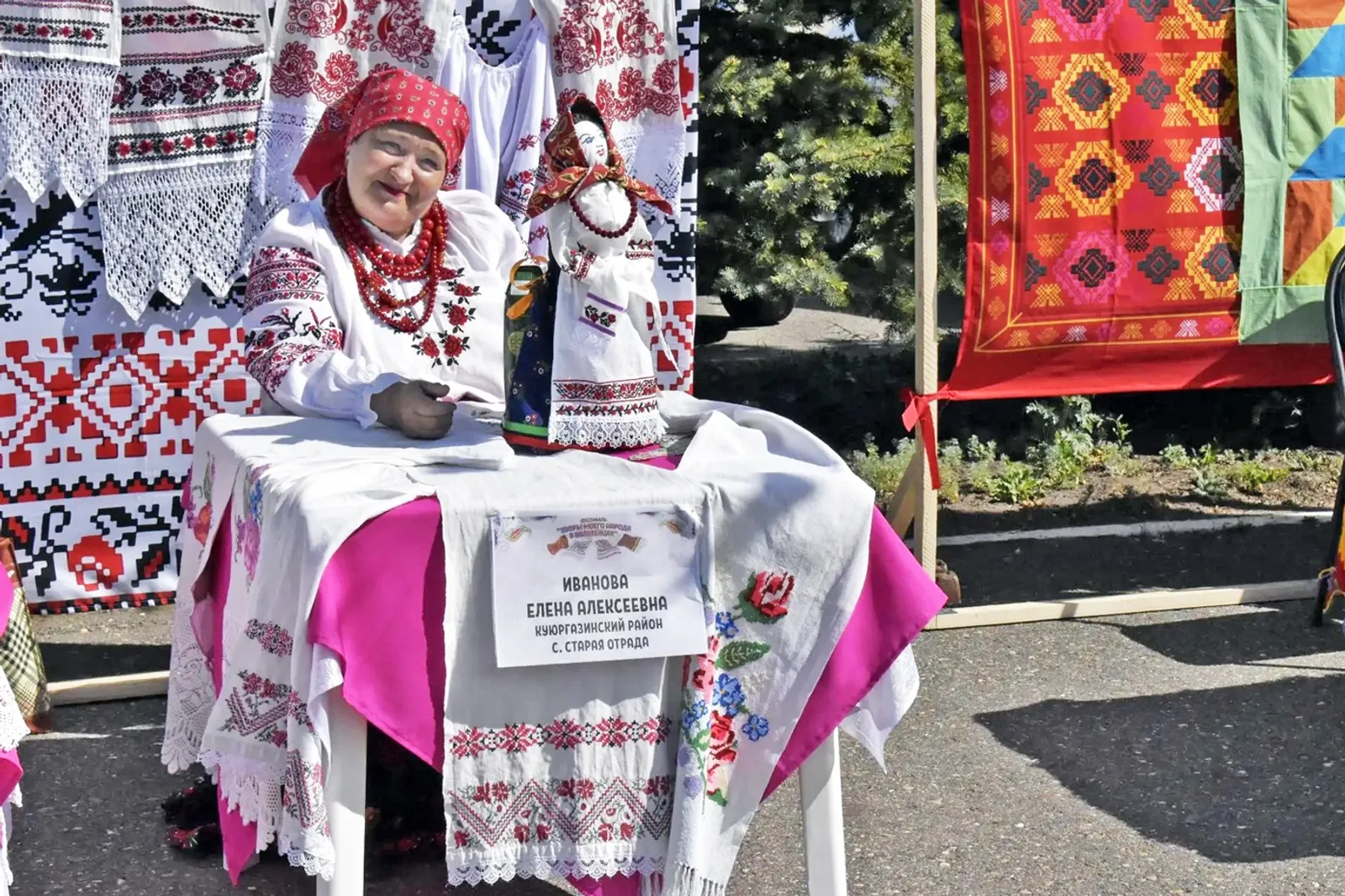 Вот такие вышитые рушники и наволочки выходят из-под рук Елены Алексеевны.
