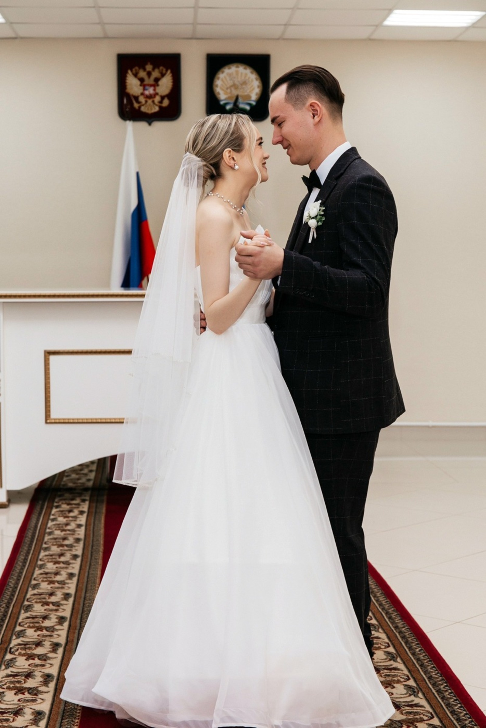 Кристины Петровой  Первый танец молодожёнов символично проходит в торжественной обстановке с государственными флагами и атрибутикой.