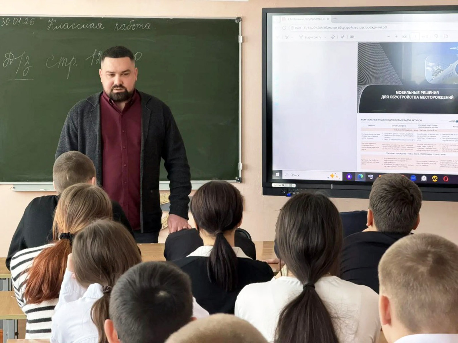 из личного архива Руслана Ханбекова  Помочь молодёжи с выбором профессии, опираясь на свои интересы, способности и возможности - вот в чём цель встреч Руслана Ханбекова со школьниками и студентами района.