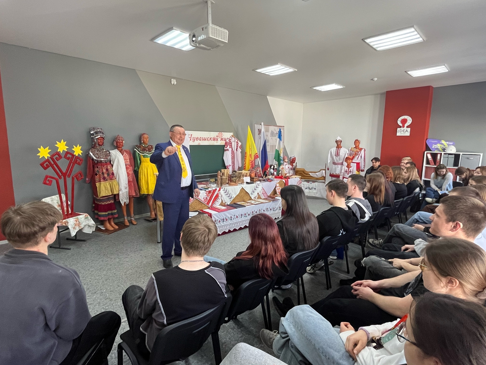 С культурой своего народа знакомит студентов Анатолий Ефремов из Башкирии