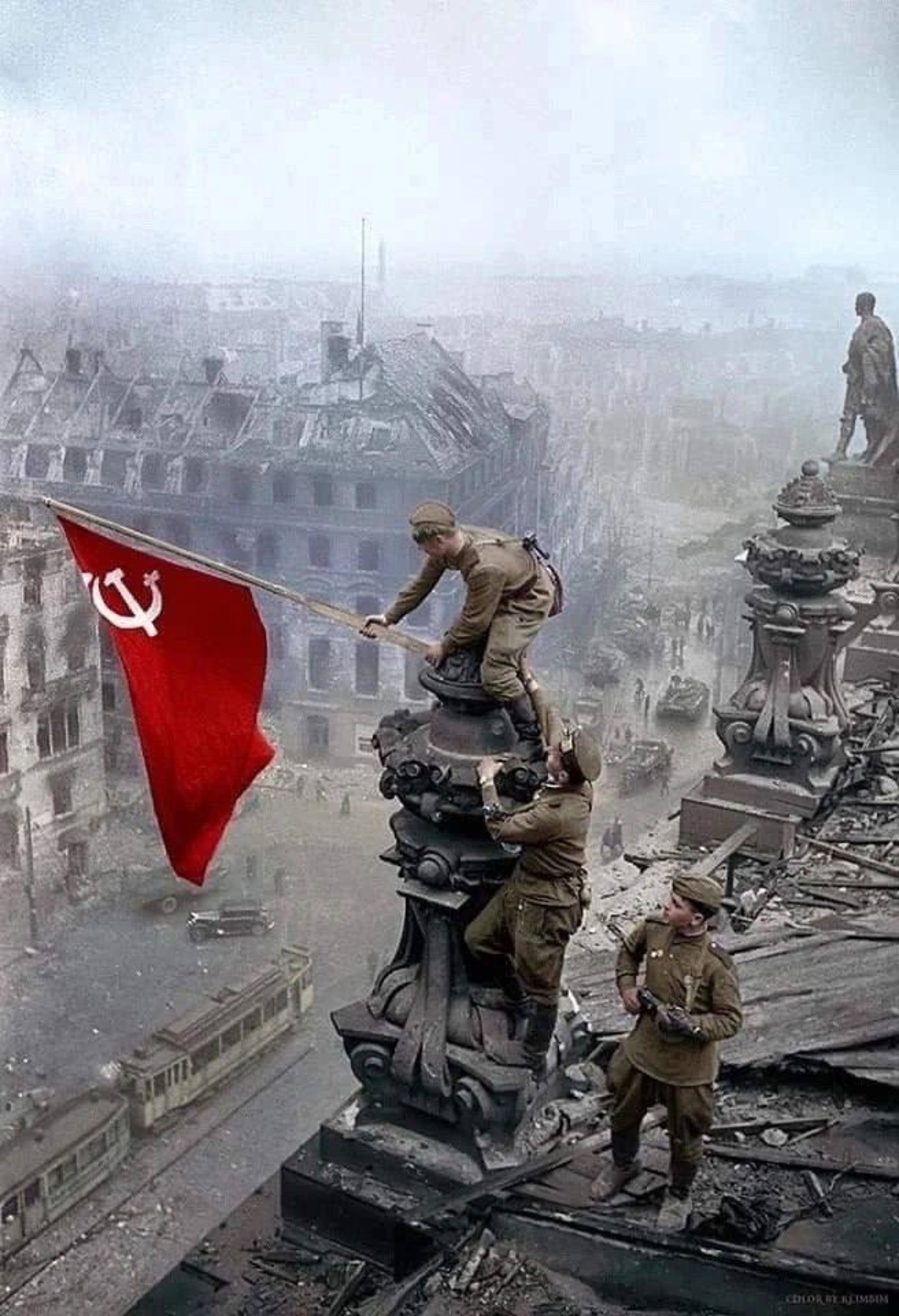 В этот день, 30 апреля 1945 года, советские солдаты водрузили Знамя Победы над зданием Рейхстага