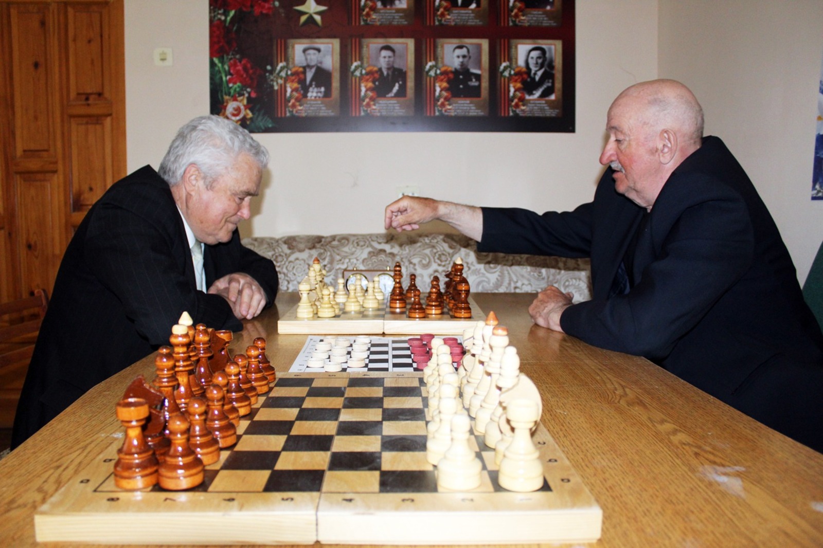 Игоря Хлопотова  Михаил Лященко и Василий Копылов шах и мат друг другу уже  поставили.