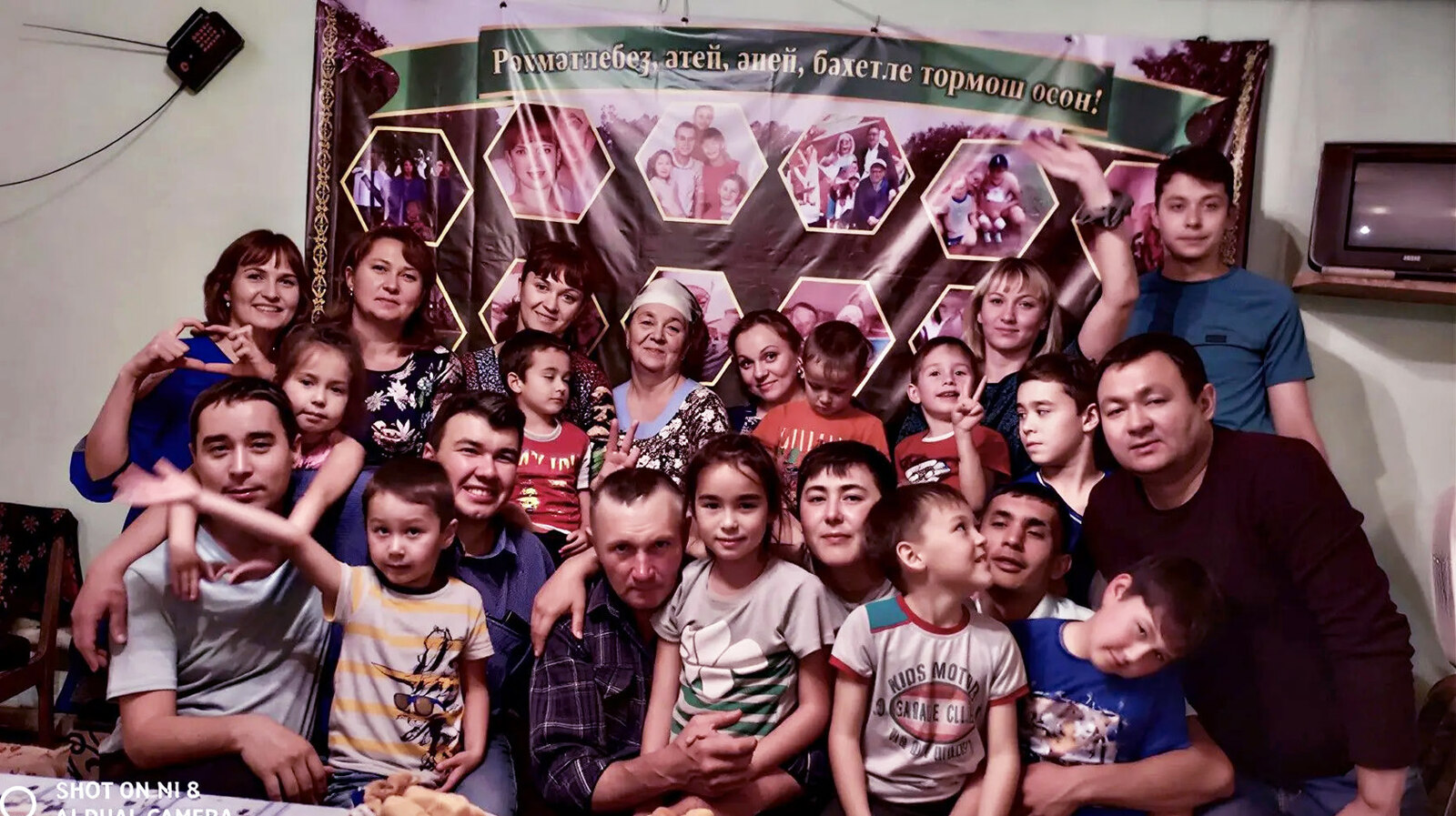 Дети равняются на родителей, отметивших 50 лет семейной жизни.