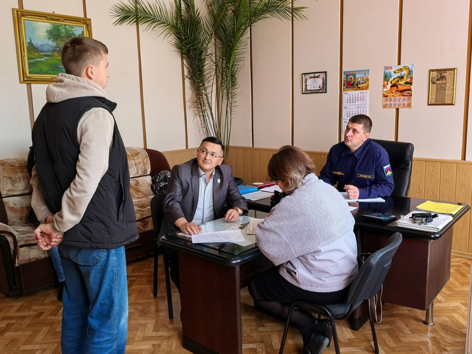 Прежде чем направить призывника на обучение военной профессии, комиссия в составе заместителя главы администрации Куюргазинского района по социальной политике Данила Акилова, начальника автошколы ДОСААФ Алексея Лихачева и представителя военкомата Ирины Бесулиной (слева направо) знакомится с ним. В ходе беседы члены комиссии определяют профессиональную пригодность призывника и только потом отправляют его на водительский медосмотр.