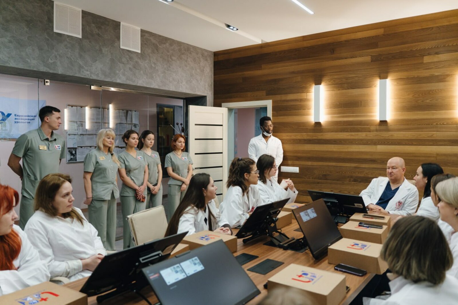 Безопасность и компетенция в робот-ассистированной хирургии