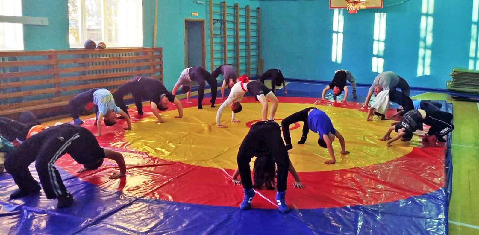 Тренировки у ребят на новом ковре проходят с особым азартом.