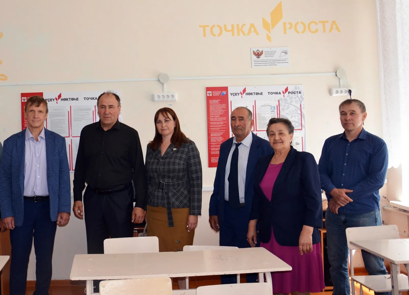 Светлана Беглова Альфия Сайдашевна с удовольствием провела депутатов по школьным коридорам в день проведения заседания Совета района в Зяк-Ишметово, 2025 год.