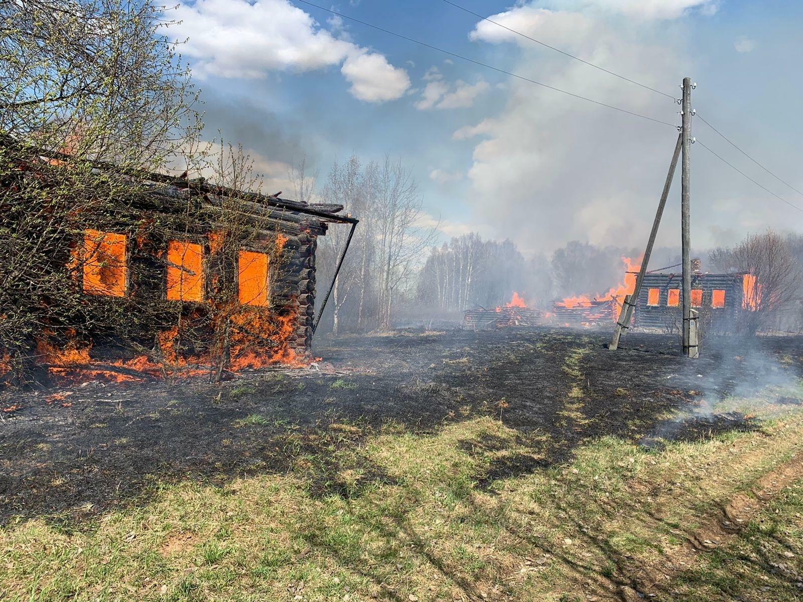 Май сгорел. Пожар в деревне. Горящий дом в деревне. Пожары в Кировской области. Горящий деревенский дом.