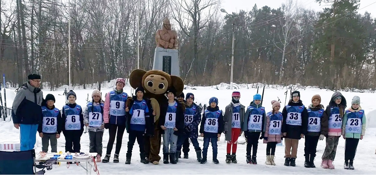В рамках семейного выходного дня 22 марта прошли первые настоящие соревнования для воспитанников спортивного класса. Победителей ждали и медали, и грамоты, и призы, и подарки. Их вручили настоятель Свято-Тихоновского храма отец Сергий и директор ТЭЦ Сергей Савенков. Отрадно, что юных участников пришли поддержать их семьи.