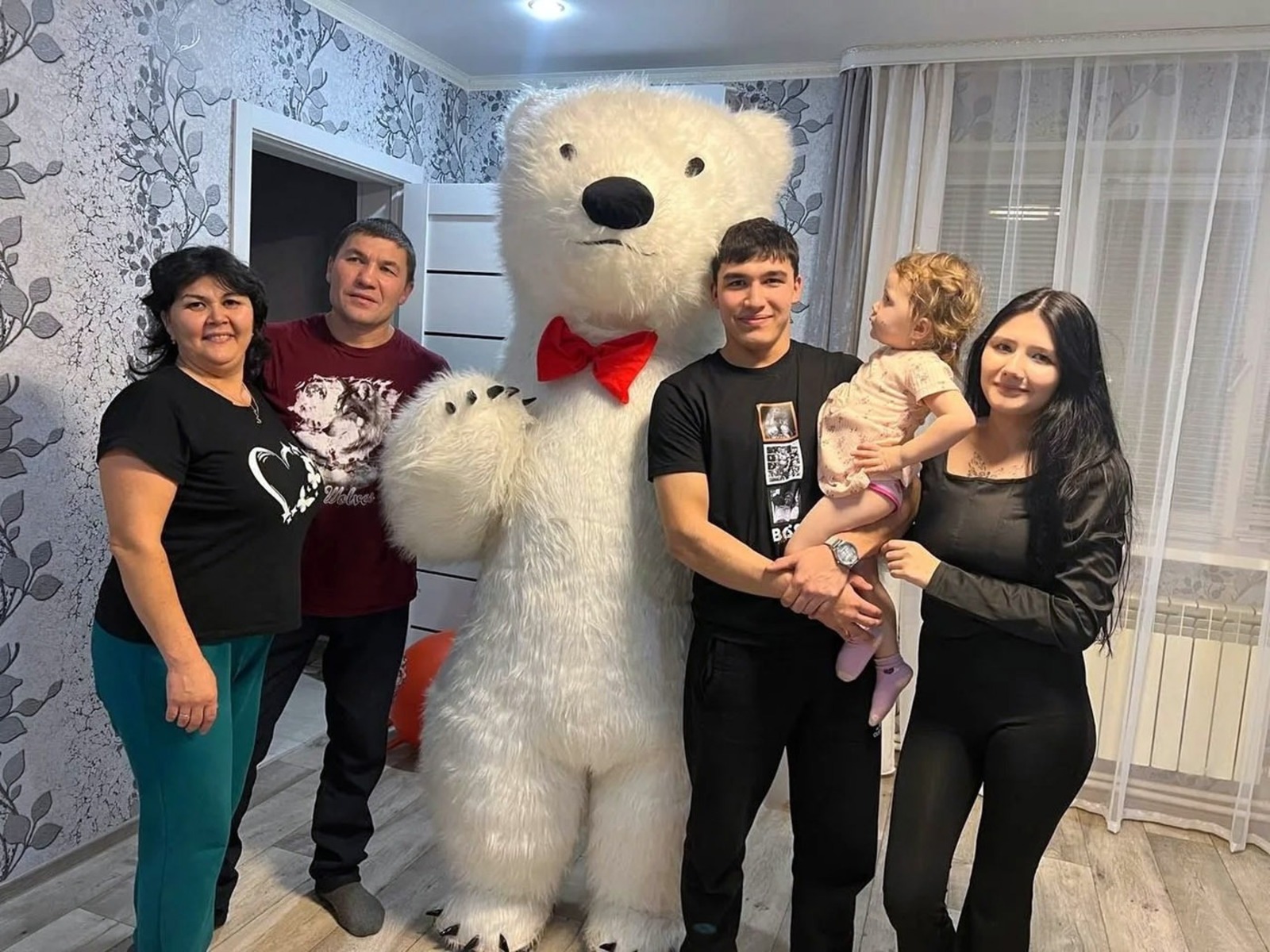 Вместе с Аксаной и Сунагатом и их детьми Азаматом, Азалией и младшенькой Аминой на семейном празднике веселится Белый медведь.