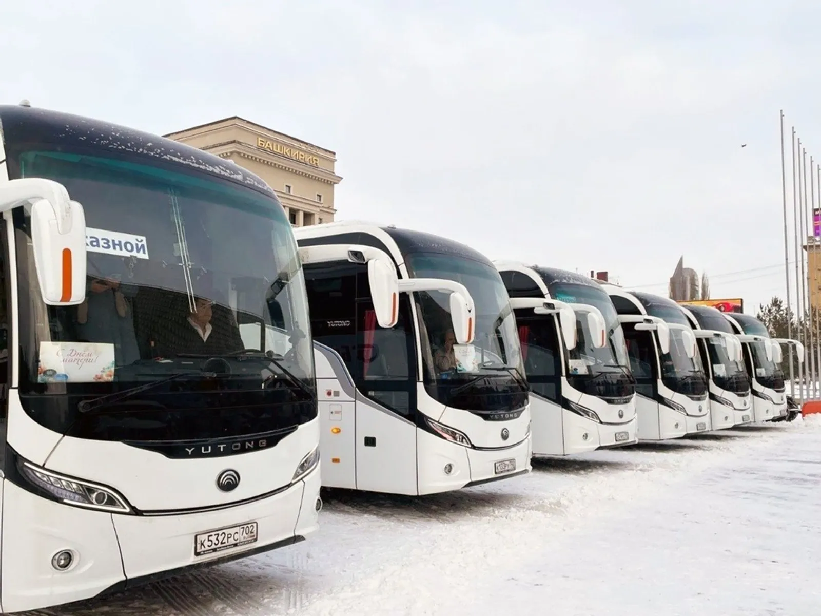 Главный редактор газеты Светлана Беглова стала одним из первых пассажиров нового автобуса, так что о комфорте «Ютонгов» редакция знает не понаслышке. Внешний вид транспорта уже располагал к поездке. Мягко и плавно было и на самой дороге, неровности «Ютонг» «проглатывал» играючи. В общем, отмечает, что с выбором транспорта она не ошиблась!