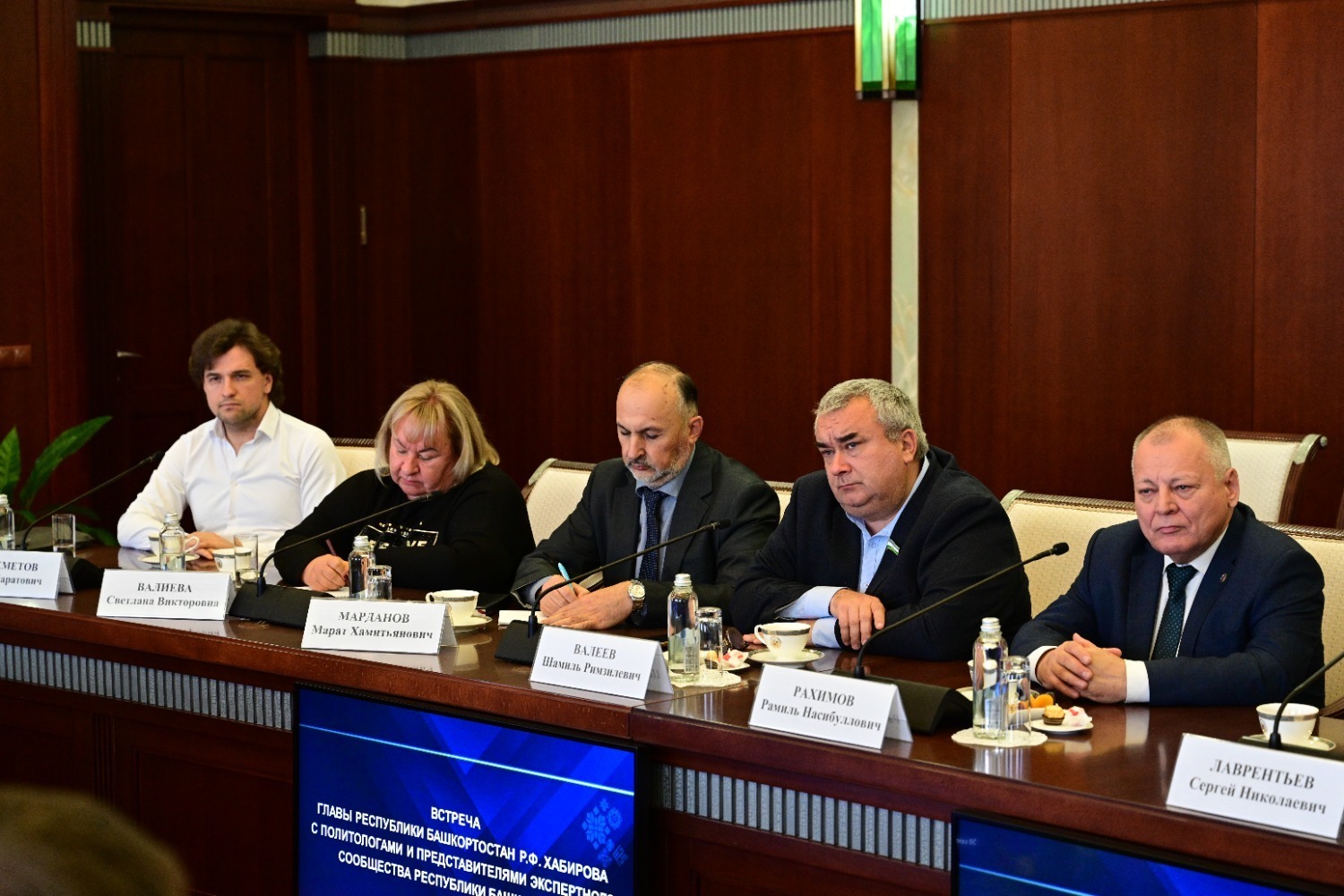 Откровенный диалог: глава республики Радий Хабиров провел встречу с политологами