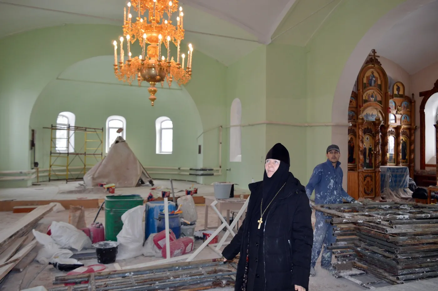 В Свято-Софийском храме идет капитальный ремонт. От матушкиного глаза не ускользнет ни один изъян. Не тот колер - значит, нужно искать нужный. Сама садится за руль и ищет то, что нужно.