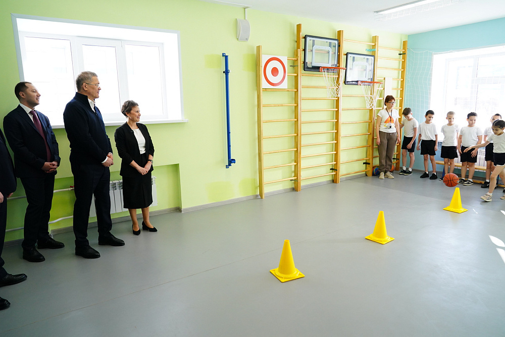 Радий Хабиров в Учалах посмотрел обновлённую  коррекционную школу-интернат