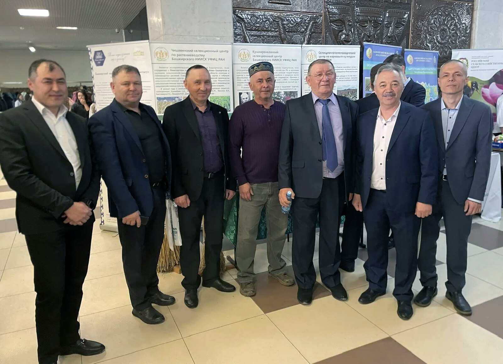 В агроконференции приняли участие Азат Кинзягулов, Сергей Лобанов, Ильшат Исламгулов, Абдрахман Сулейманов, Рамиль Мустафин, Рауф Намазгулов и Ильшат Галиев (слева направо).