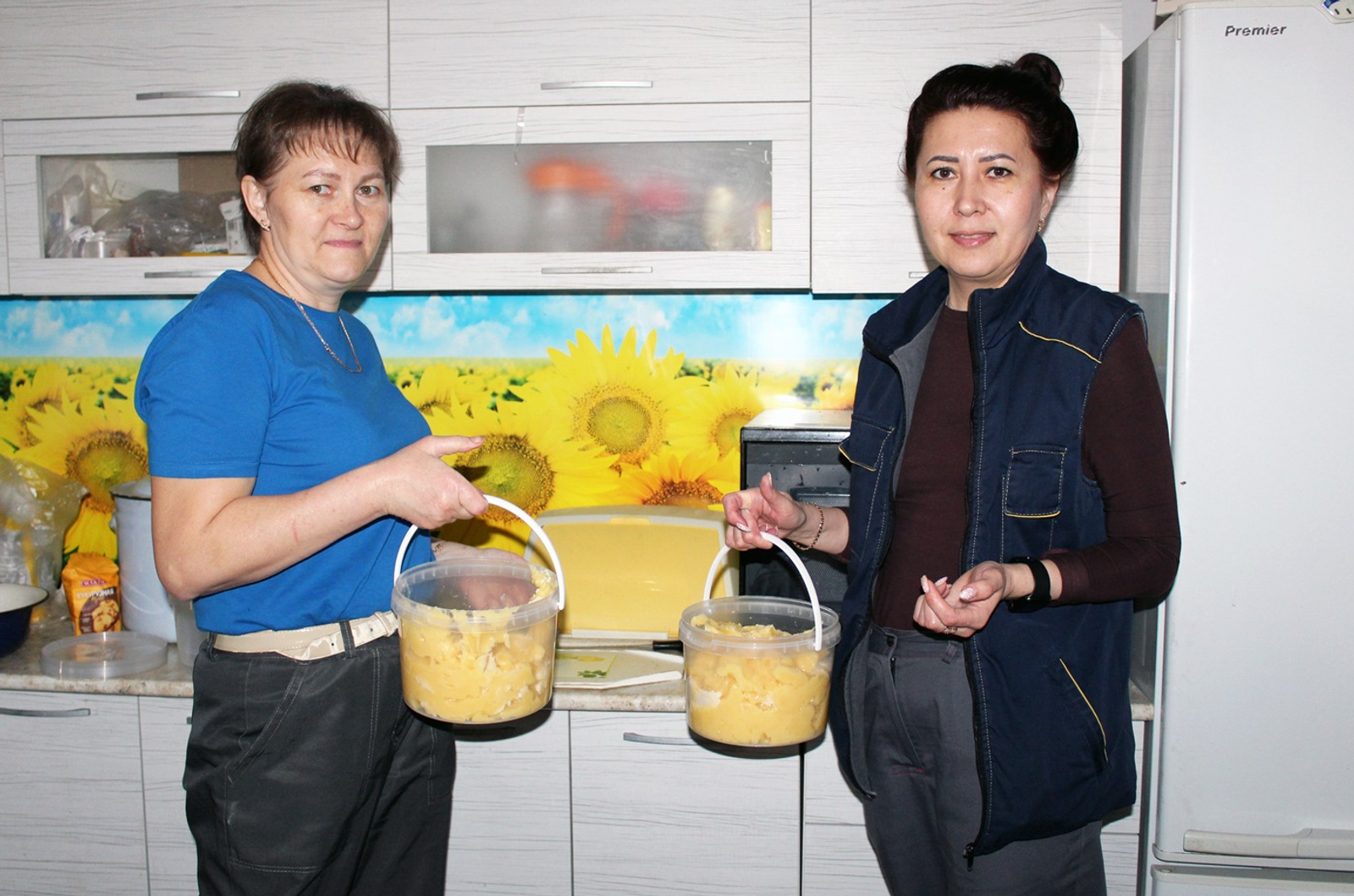 Игорь Хлопотов  Фасовали сладкую продукцию старший лаборант Ирина Посниченко и лаборант Мадина Коновалова. Трудятся на предприятии они давно, в сезон принимают сырьё, проверяют его качество, работу свою знают и добросовестно выполняют.