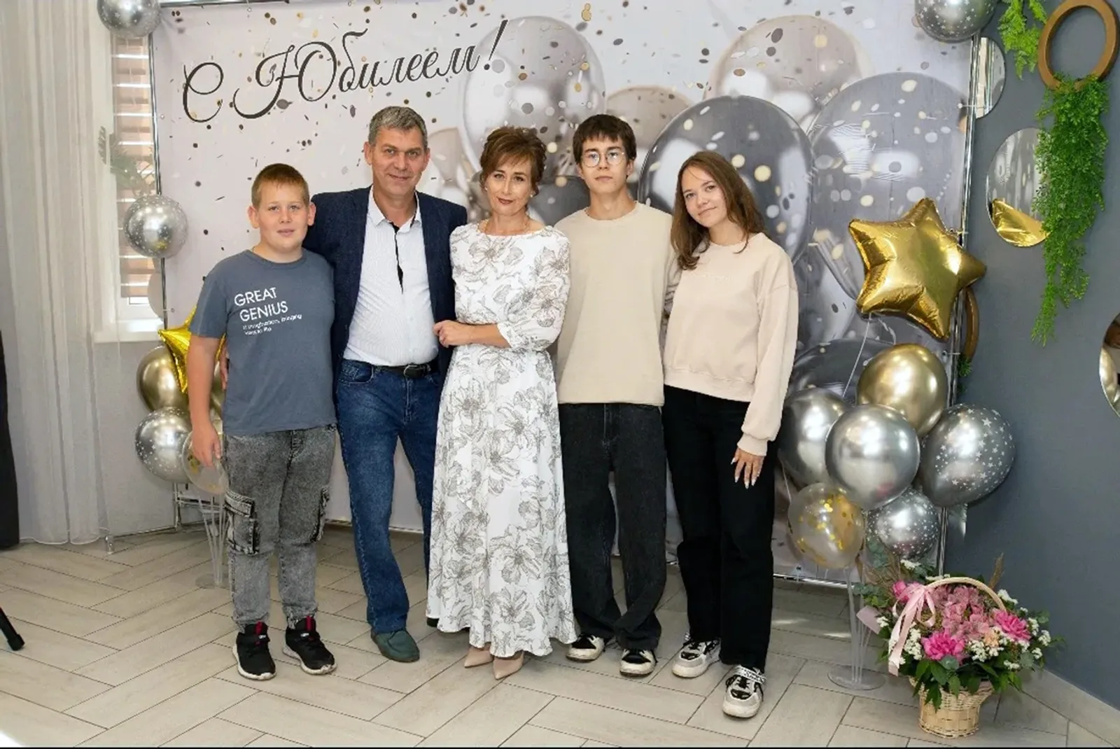 Счастье живёт там, где всем радостно, уютно, спокойно.