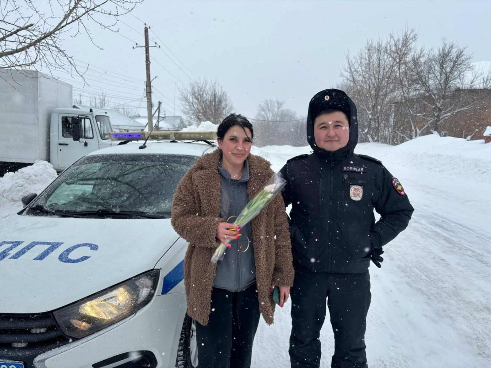 Цветы вместо штрафов: ГИБДД поздравила женщин-водителей в Куюргазинском районе