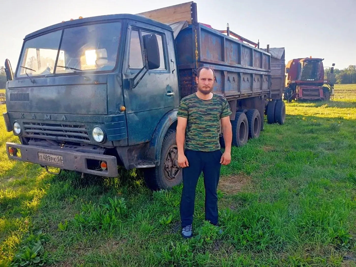 Выпускник Оренбургского госуниверситета с красным дипломом Андрей Марфин лучшей для себя перспективой счёл работу на родной земле, где трудится много лет и его отец.