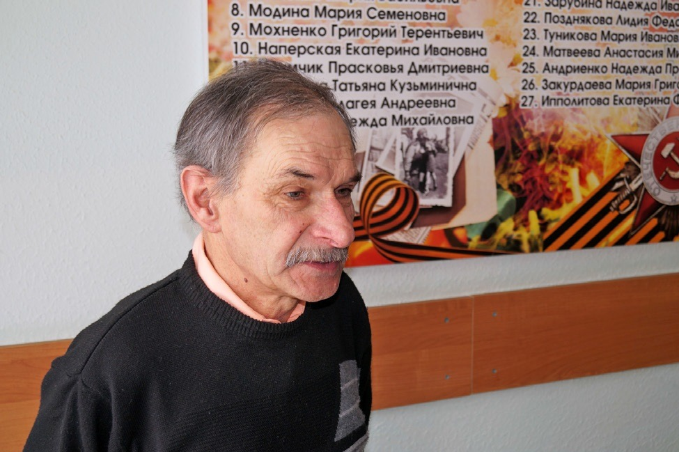 Имя отца Виталия Григория Терентьевича Мохненко стоит под номером девять в списке участников ВОВ - работников здравоохранения. Будучи фельдшером на фронте, он получил тяжелую контузию и был комиссован. Сам отец вернулся с войны, а двое его сыновей нет. На фото - внук Г.Т. Мохненко Геннадий Толкач.