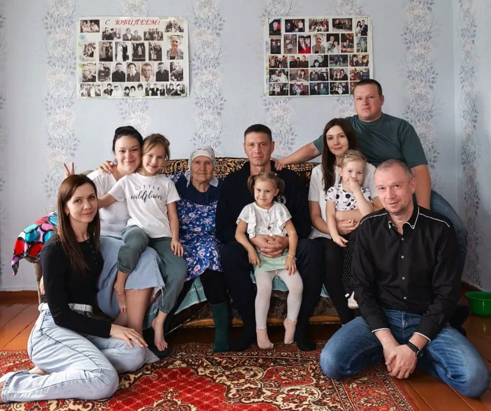 из архива Алёны Галиной  Внукам и правнукам очень нравится гостить у Елизаветы Федотовны.