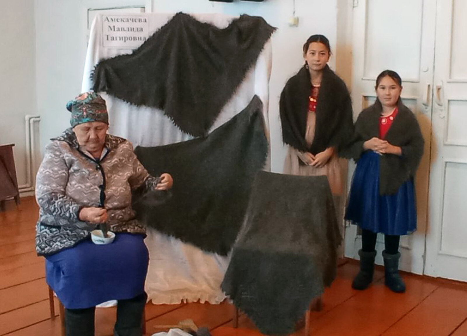 Трудолюбие бабушки – пример внучкам.