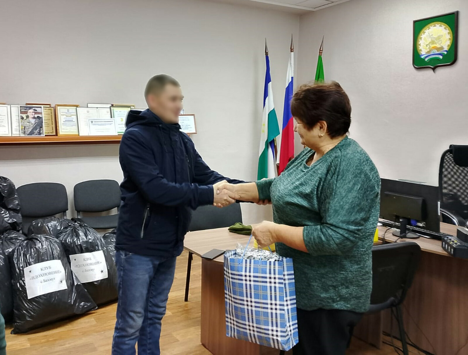 Глава СП Бахмутский сельсовет Нурия Шарипова тепло поздравила Топляка с рождением малыша и вручила ему подарок.