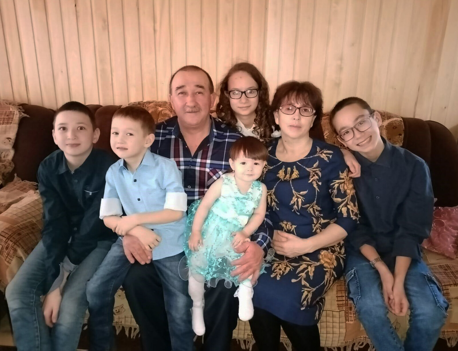 Каждому внуку от бабушки с дедушкой достаётся щедрая порция любви, внимания и нежные объятия.