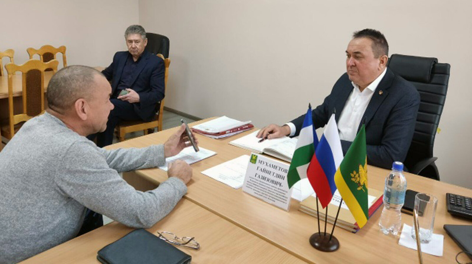 Шамиль Хасанов обратился к Гайнетдину Мухаметову с просьбой помочь с ремонтом помещения районного общества инвалидов.