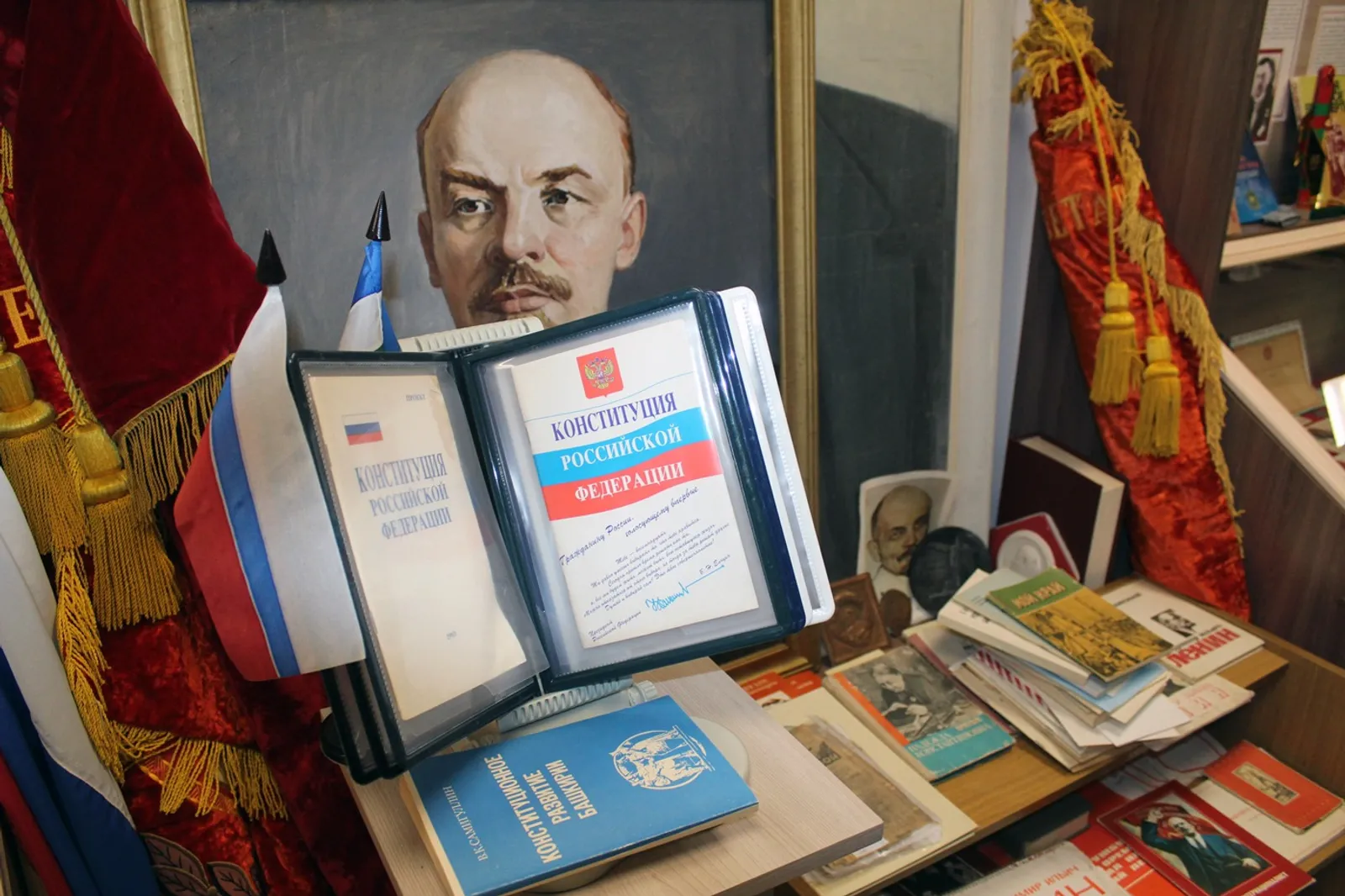 Игоря Хлоптова  В историко-краеведческом музее организована выставка к государственному празднику.