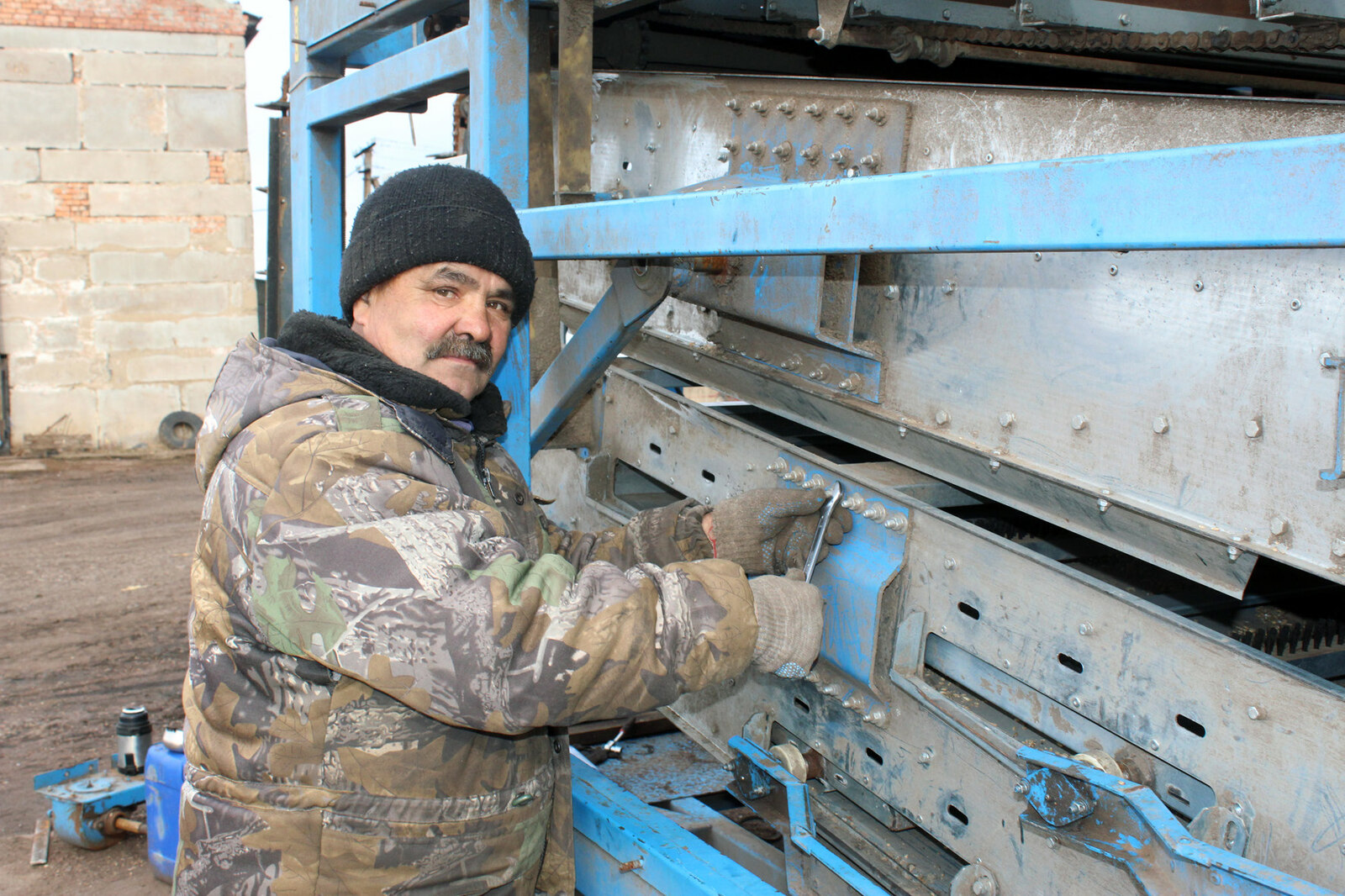 Техосмотр в ООО «А7 АГРО - РБ» не обходится без слесаря-наладчика Рахимьяна Исламуратова. На предприятии он работает с самого первого дня, с 2018 года. Рахимьян Тансыкович много лет живёт с семьёй в деревне Баян, откуда родом его супруга. - Работает на совесть, порученное выполняет оперативно, сомневаться в надёжности им сделанного даже не приходится, - характеризует своего работника руководитель обособленного подразделения «Куюргазинское» ООО «А7 АГРО - РБ» Руслан Танатаров. Хороший семьянин, заботливый муж и отец. Рахимьян Тансыкович - личность творческая, он прекрасно играет на баяне, поёт, знает много стихов и прекрасно их декламирует, танцует чечётку. Свои таланты он нам показывает на сцене. С ним приятно общаться, а уж слушать его музыкальные и литературные выступления вдвойне! Ну, точно народный артист!